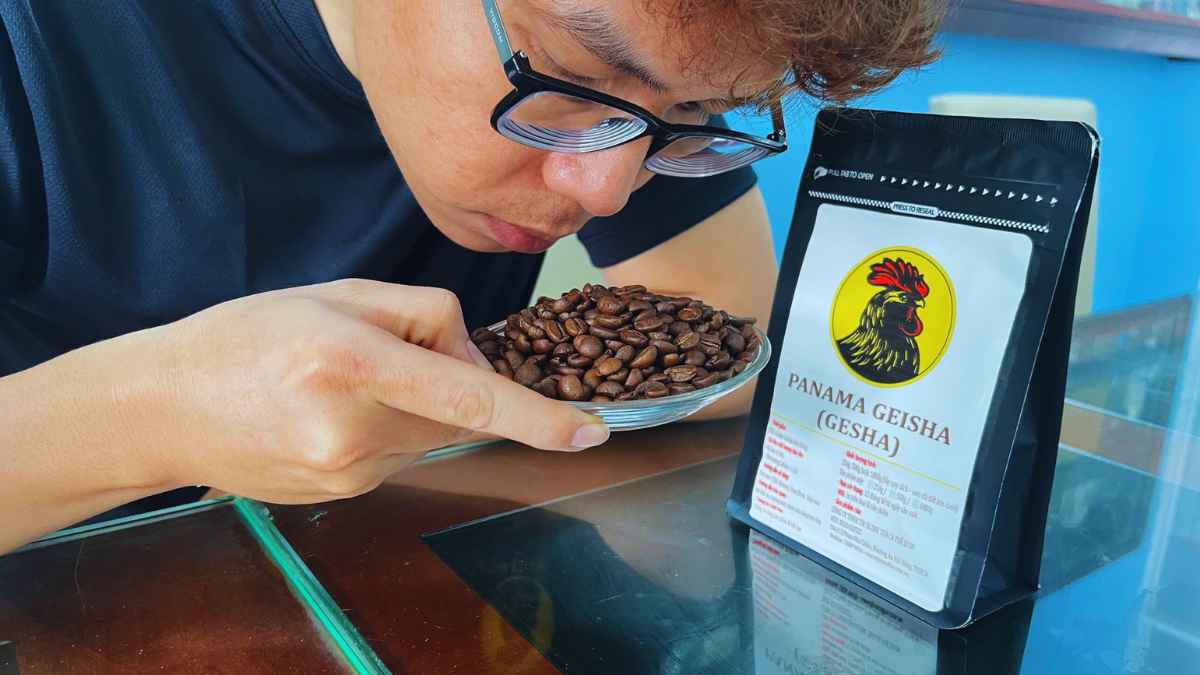 Bao bì và hạt cà phê Panama Geisha rang Light–Medium, specialty hương hoa, trái cây.