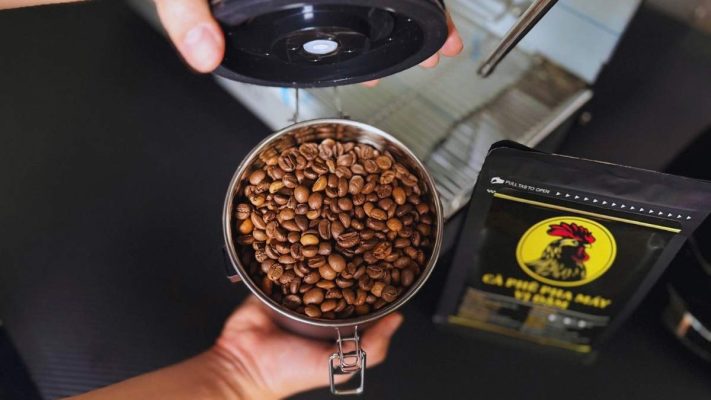Nhân viên Lyon Coffee bảo quản cà phê hạt pha máy vị đậm