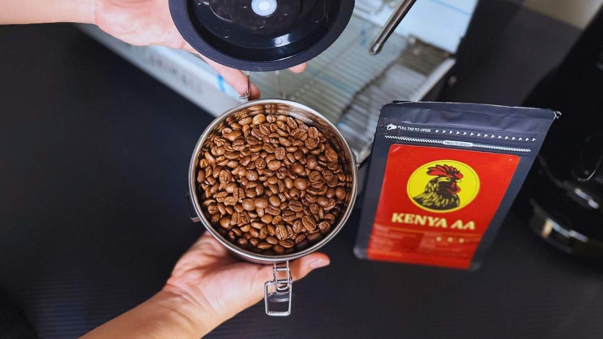 Bảo quản Kenya AA trong hũ có van 1 chiều, tránh ánh sáng trực tiếp.