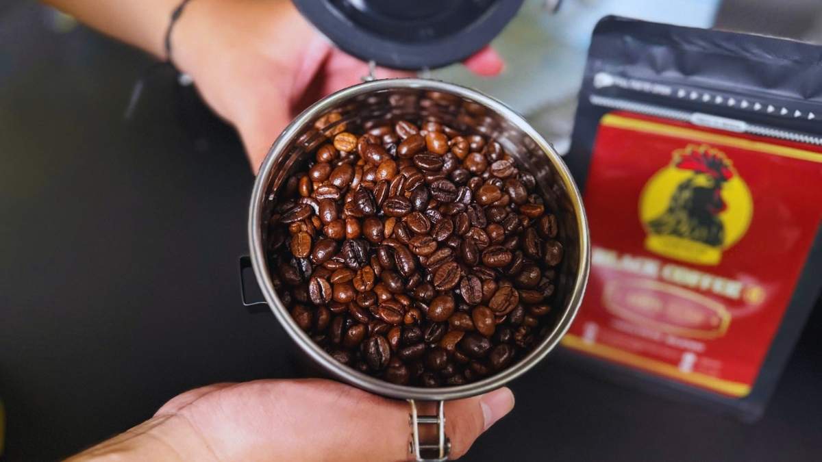 Hũ thủy tinh tối màu bảo quản cà phê gu số 4, giữ hương vị đậm.