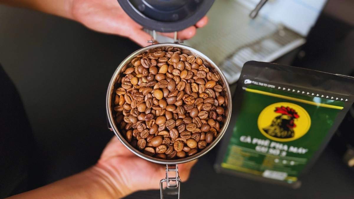 Nhân viên bảo quản cà phê Gu số 3 trong kho, túi zip van 1 chiều giữ hương vị