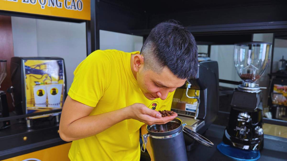 Bảo quản cà phê gu số 5 trong hũ thủy tinh tối màu, giữ hương vị lâu.