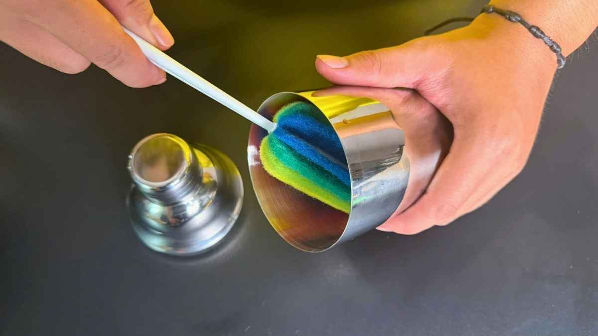 Vệ sinh bình lắc shaker inox bằng nước ấm, lau khô giữ sáng bóng