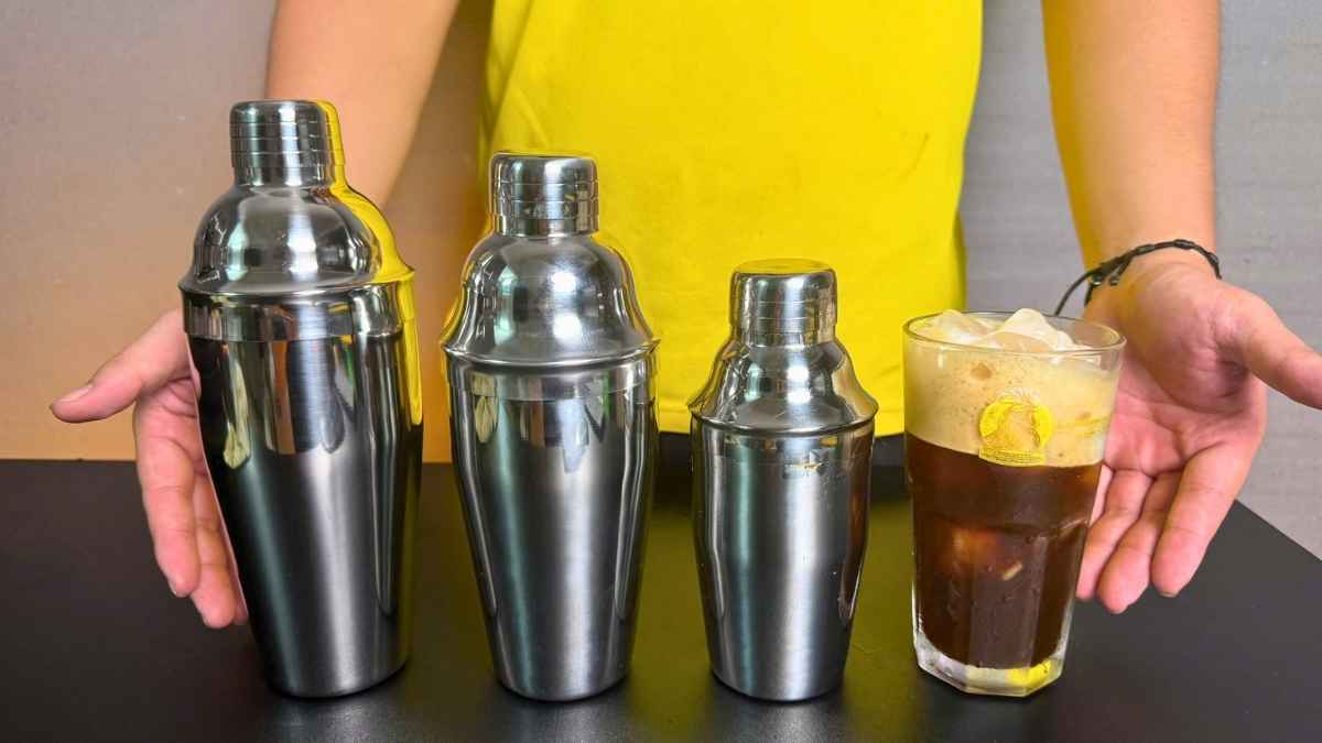 Barista sử dụng bình lắc inox để pha cà phê đá xay và cocktail tại quán
