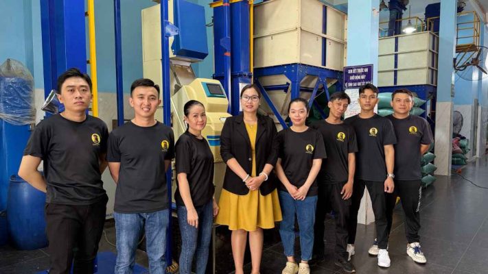 Chủ quán cà phê giới thiệu Arabica bột cho khách hàng để upsell.