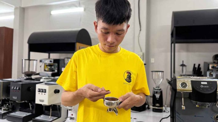 Nhân viên văn phòng pha phin bằng cà phê bột Arabica rang xay sẵn