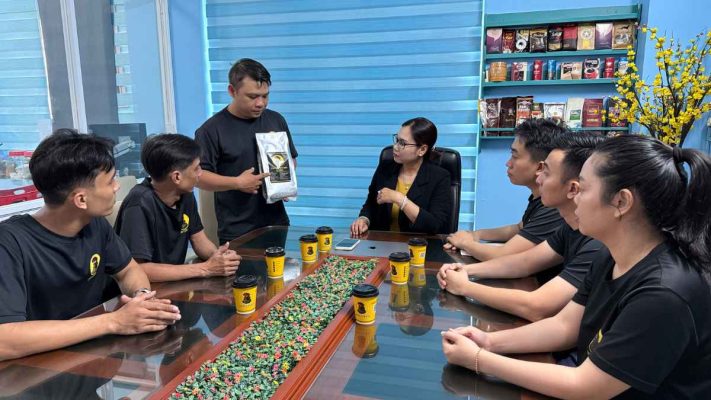 Nhân viên nhà máy rang xay và đóng gói cà phê Arabica bột.