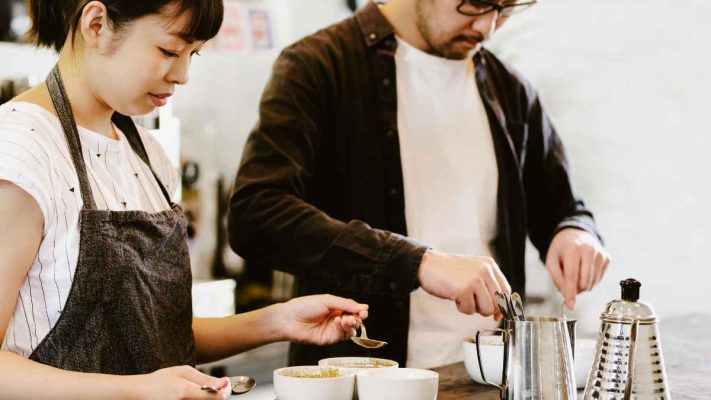 Chuyên gia thử nếm cà phê Arabica rang xay sẵn để đánh giá chất lượng.