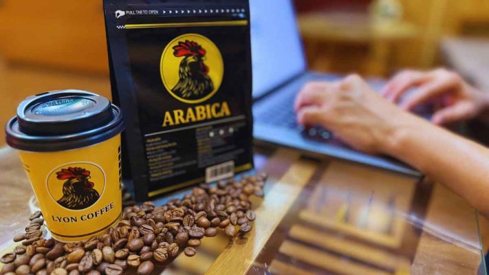 Nhân viên văn phòng pha nhanh cà phê bột Arabica bằng phin nhỏ.