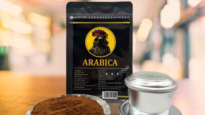 ột cà phê Arabica rang xay sẵn đổ ra từ gói, tiện lợi cho gia đình và văn phòng.