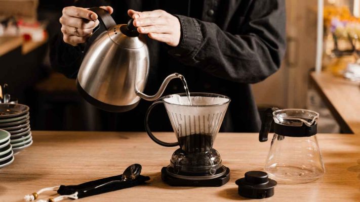 Gia đình thưởng thức cà phê Arabica rang xay sẵn pha phin.