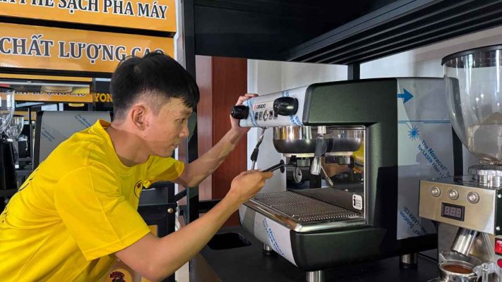 Công nhân xưởng Lyon Coffee thử pha cà phê bột Robusta tiện lợi cho phin và espresso.