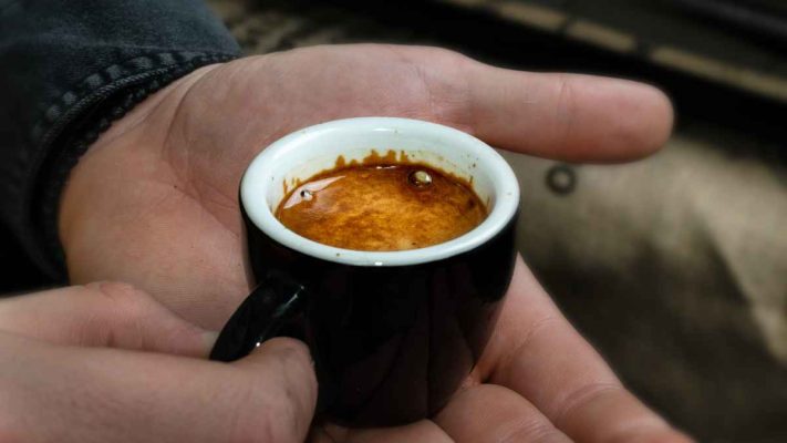 Ly espresso từ Robusta bột có vị đậm và caffein cao giúp tỉnh táo lâu dài.