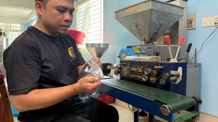 Nhân sự nhà máy Lyon Coffee đóng gói cà phê bột Robusta