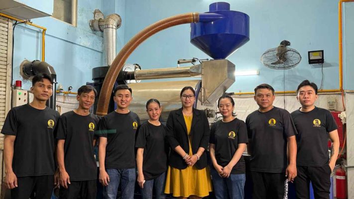 Nhân viên kiểm tra hạt Arabica espresso trong quy trình rang mộc sạch tại nhà máy Lyon