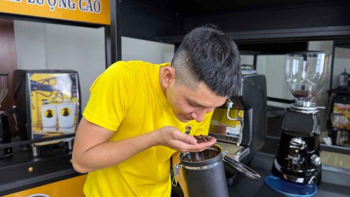 Chuyên gia thử nếm Arabica espresso trong cupping đánh giá specialty.