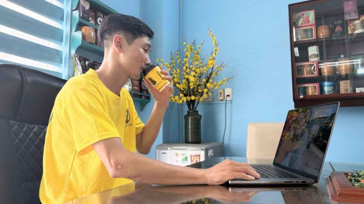 Nhân viên văn phòng thưởng thức espresso Arabica pha máy.