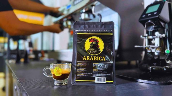Ly espresso Arabica rang mộc với crema sáng và vị chua thanh