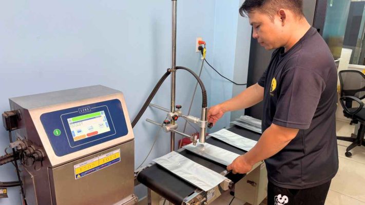 Dây chuyền đóng gói cà phê Arabica espresso với túi zip van 1 chiều.