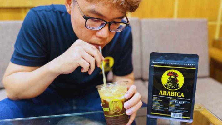 Nhân viên văn phòng thưởng thức ly cà phê Arabica phin nhẹ.