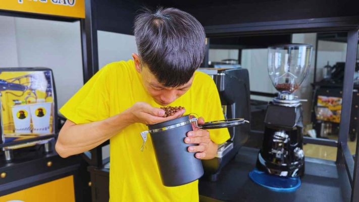 Ly cà phê Arabica phin nhẹ với hương hoa quả thanh khiết.