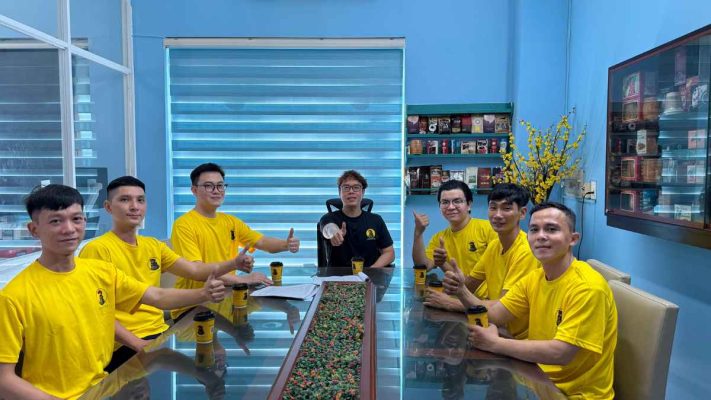 Nhân viên văn phòng uống cà phê Culi Buôn Ma Thuột trong giờ nghỉ.