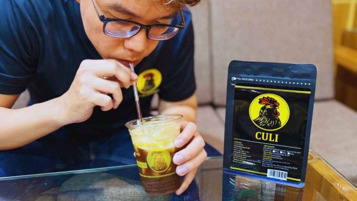 Barista phục vụ ly espresso Culi đậm vị cho khách tại quán take-away.