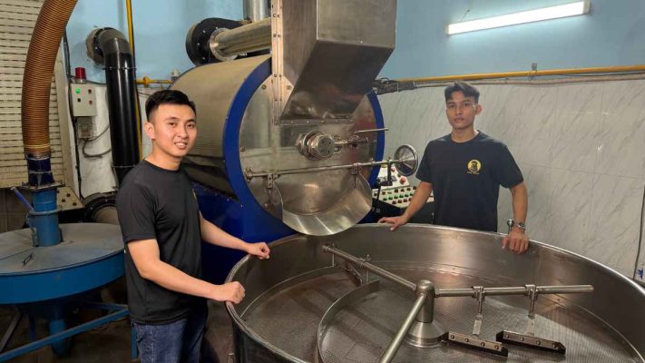 Nhân viên kiểm tra hạt Culi trong quy trình rang mộc giữ vị nguyên chất