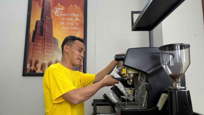 Barista phục vụ nhiều shot espresso Culi nhanh chóng cho khách.