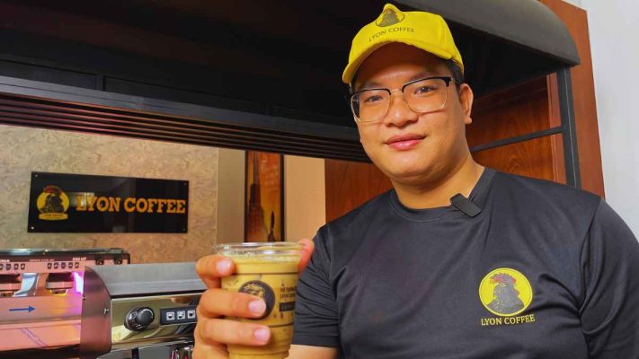 Khách trẻ thưởng thức ly cà phê Culi rang bơ sữa đá béo dịu.