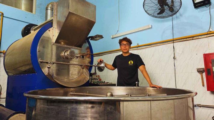 Thợ rang cà phê Culi với bơ, tạo hương béo quen thuộc gu Việt