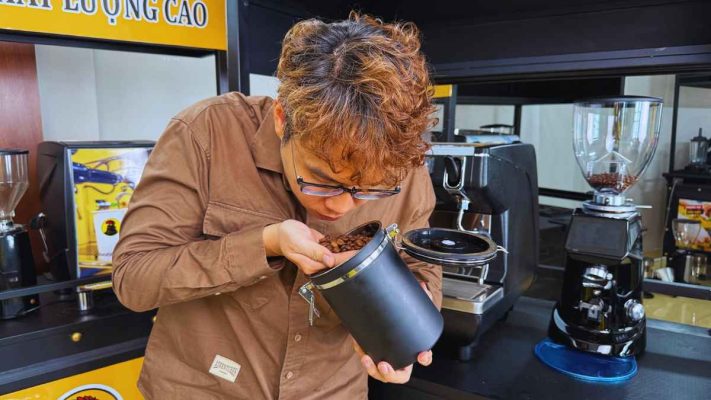 Chuyên gia thử nếm cà phê Culi rang bơ, loại hiếm chỉ 3–5% sản lượng.