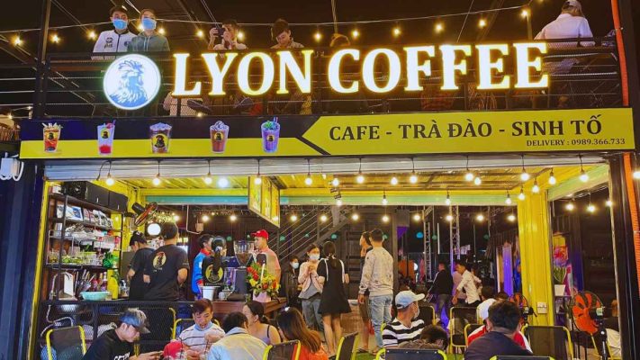 Quán cà phê bình dân phục vụ nhiều ly cà phê Culi rang bơ dễ uống.