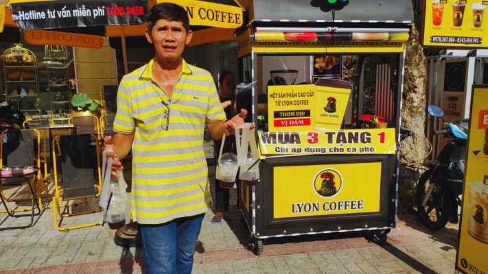 Nhóm khách thưởng thức cà phê Culi rang bơ tại quán cà phê Việt.