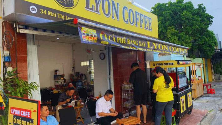 Khách trung niên thưởng thức cà phê Culi rang bơ, gợi nhớ gu xưa.