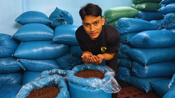 Barista phối trộn hạt Culi và Arabica để cân bằng hương vị cà phê