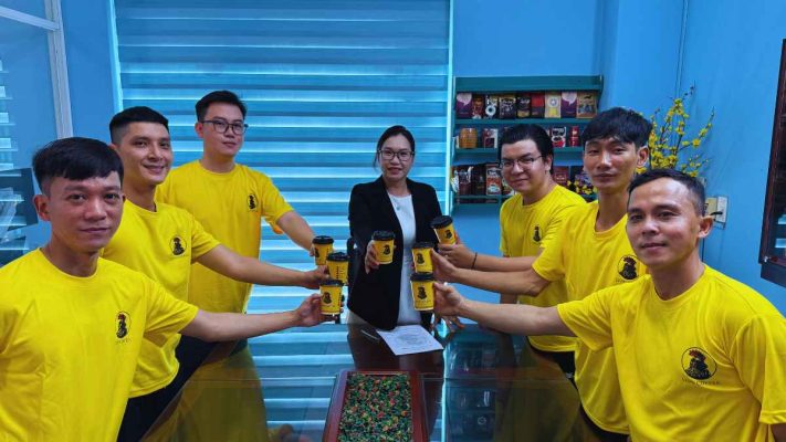 Gia đình thưởng thức cà phê Culi rang mộc pha phin buổi sáng