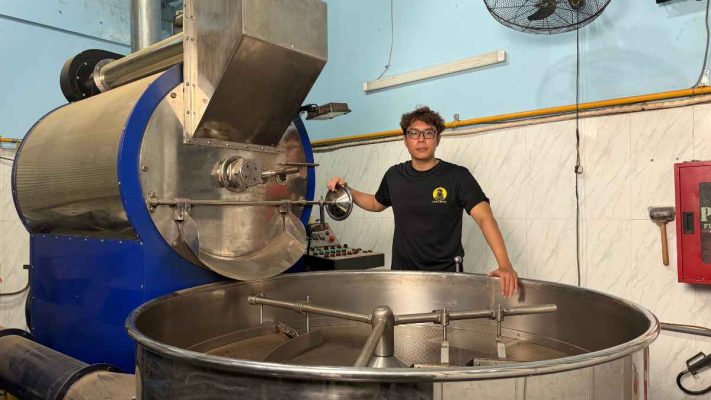 Nhân viên giới thiệu cà phê hạt Culi rang mộc và giá trị thị trường