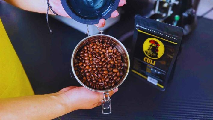 Hạt cà phê Culi rang mộc tròn đều, chuẩn bị pha phin truyền thống