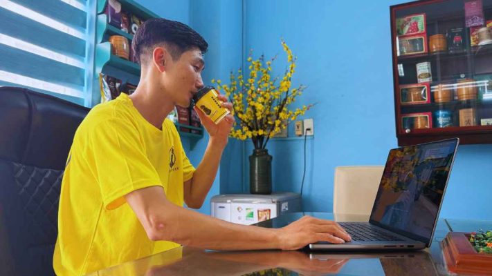 Nhân viên văn phòng uống cà phê Culi rang mộc để duy trì tỉnh táo