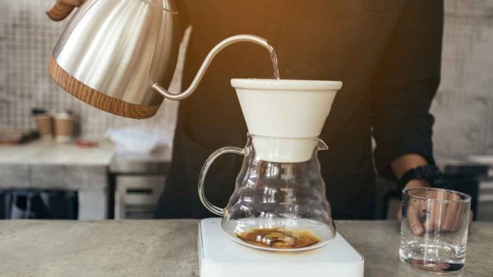 Gia đình thưởng thức cà phê hạt Moka Cầu Đất pha pour-over