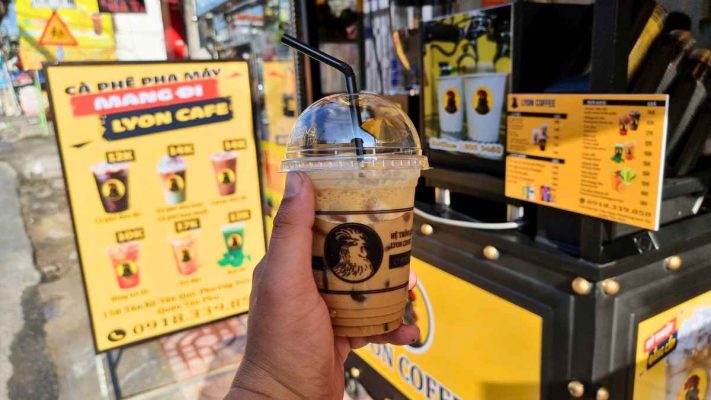 Quán take-away dùng Gu số 2 phục vụ cà phê sữa đá, cappuccino.