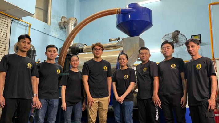 Công nhân Lyon Coffee kiểm tra hạt rang Medium-Dark cho blend espresso.