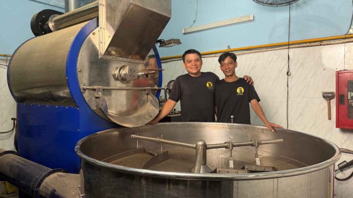 Nhân viên Lyon Coffee Blend Robusta – Arabica cân bằng