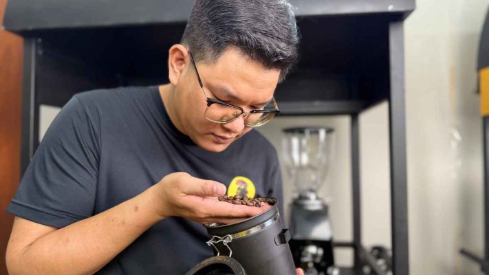 Chuyên gia thử nếm blend Robusta – Arabica gu mạnh, giá 120–180k/kg.