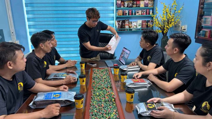 QC tại nhà máy Lyon Coffee kiểm định cà phê blend gu mạnh ISO 22000.