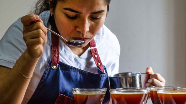 Barista thử nếm Robusta Fine có hương vị đậm nhưng tinh sạch.