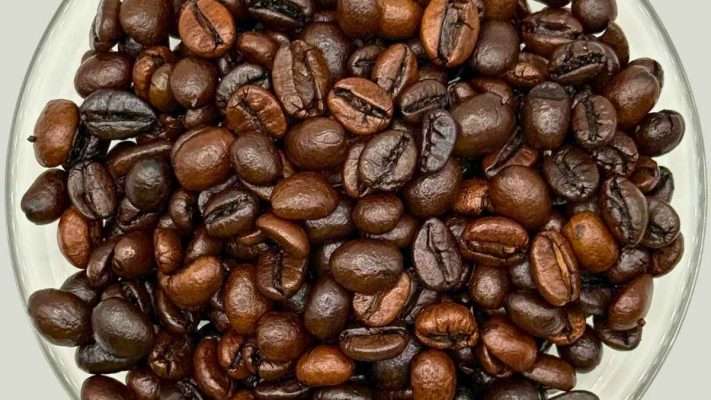 Cà phê hạt Robusta rang bơ với hương vị béo ngậy quen thuộc tại Việt Nam