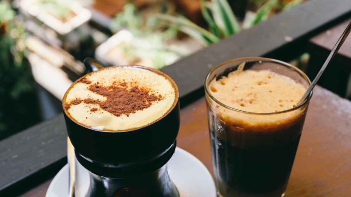 Ly cà phê đen đá làm từ hạt Robusta phin truyền thống