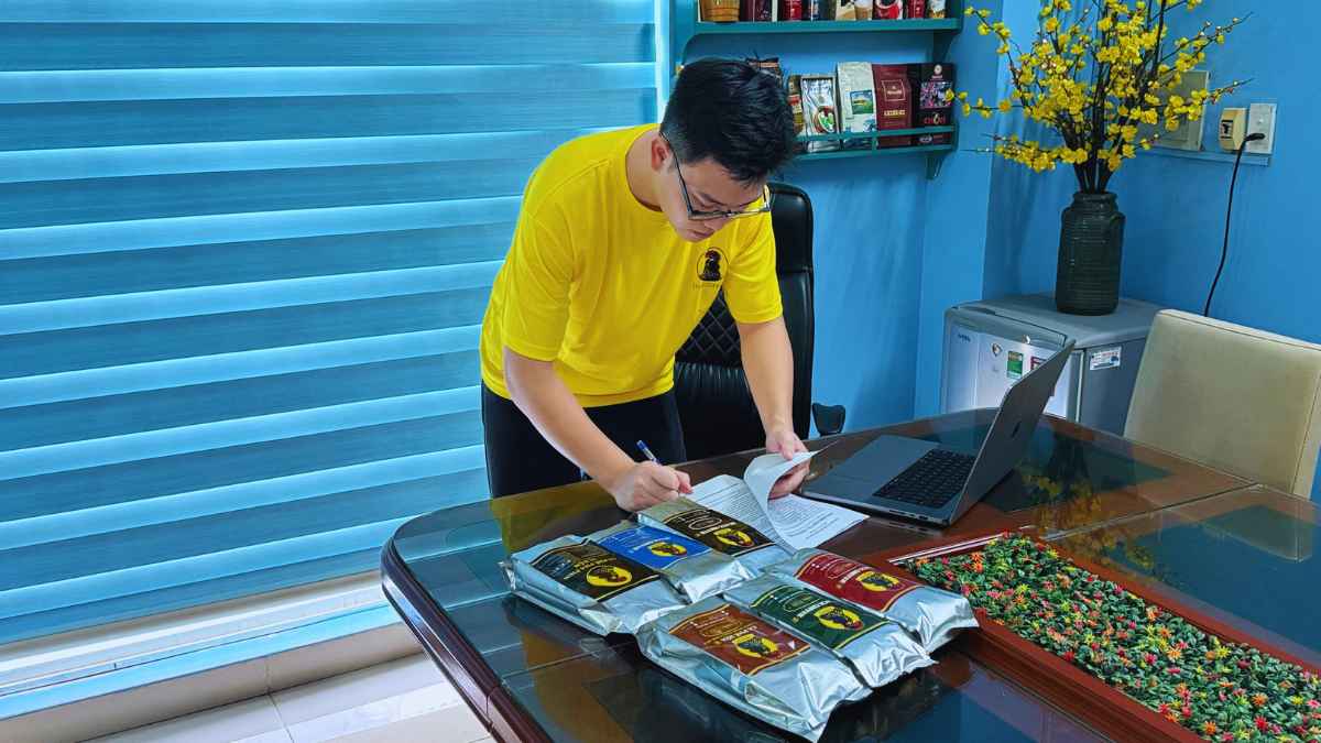 Arabica 15% trong gu số 5, giá 210k–280k/kg.